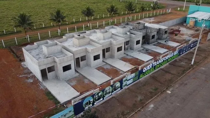 Fileira de casas entregues na fase cinza