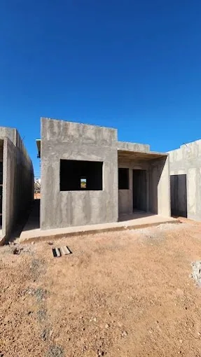 Casa em fase cinza com paredes de concreto